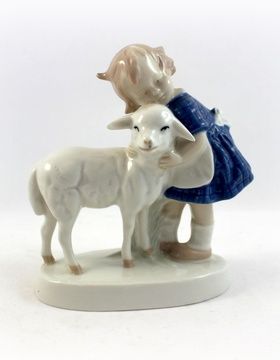 Девочка с овечкой