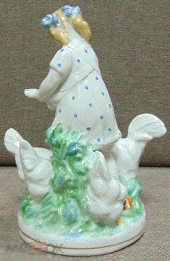 Девочка кормит кур - View 4