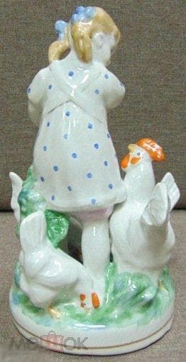 Девочка кормит кур - View 5