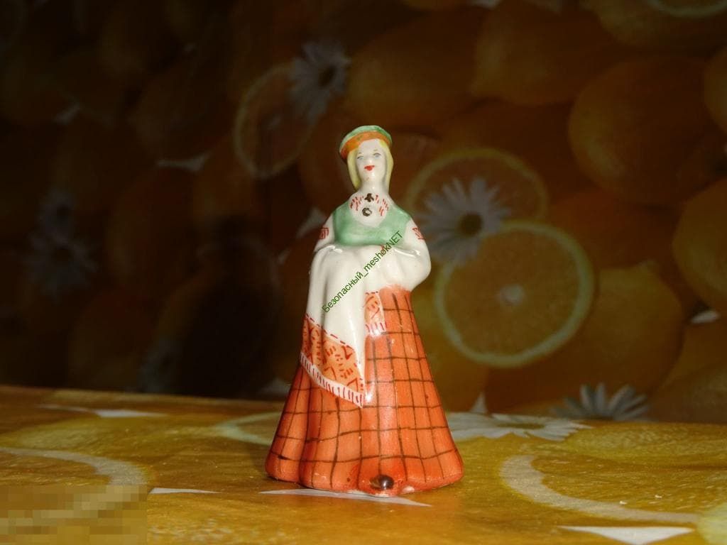 Народная девушка с полотенцем - View 3