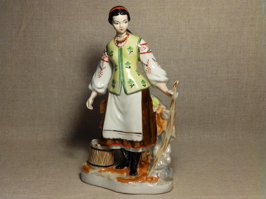 Девушка у плетня с коромыслом - View 2