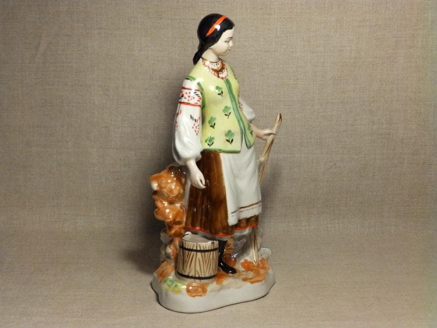 Девушка у плетня с коромыслом - View 3