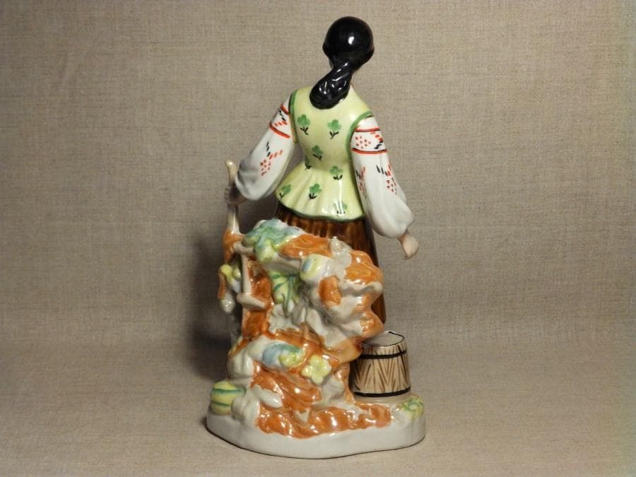 Девушка у плетня с коромыслом - View 4