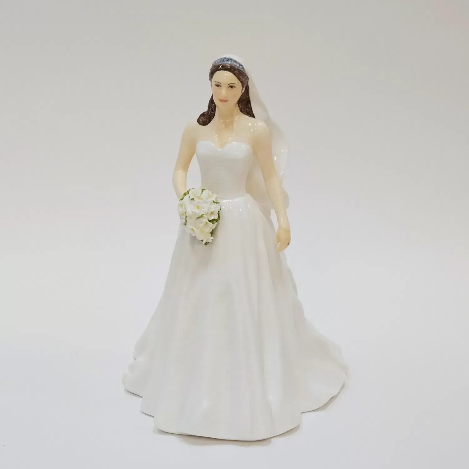 Пара фигурок ROYAL DOULTON День королевской свадьбы Принца Уильяма и Кейт Мидлтон - View 2