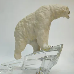 Фигурка белого полярного медведя “Lord of ice” - Повелитель льда на хрустальной подставке - View 2