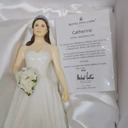 Пара фигурок ROYAL DOULTON День королевской свадьбы Принца Уильяма и Кейт Мидлтон - View 12