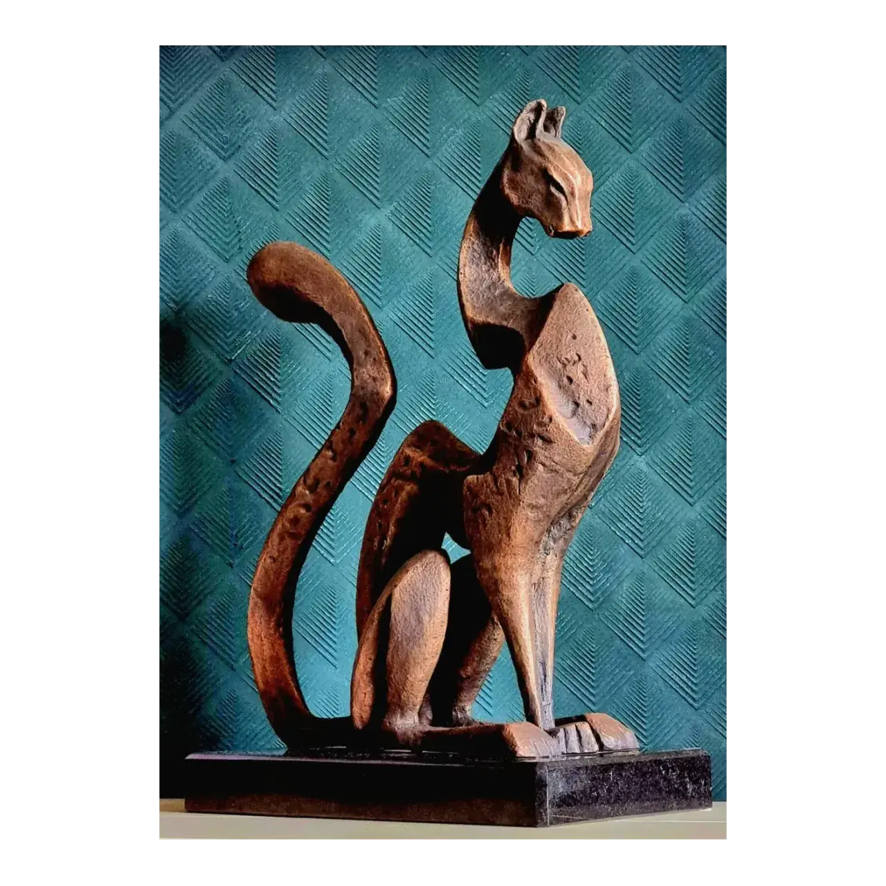 Бронзовая статуя