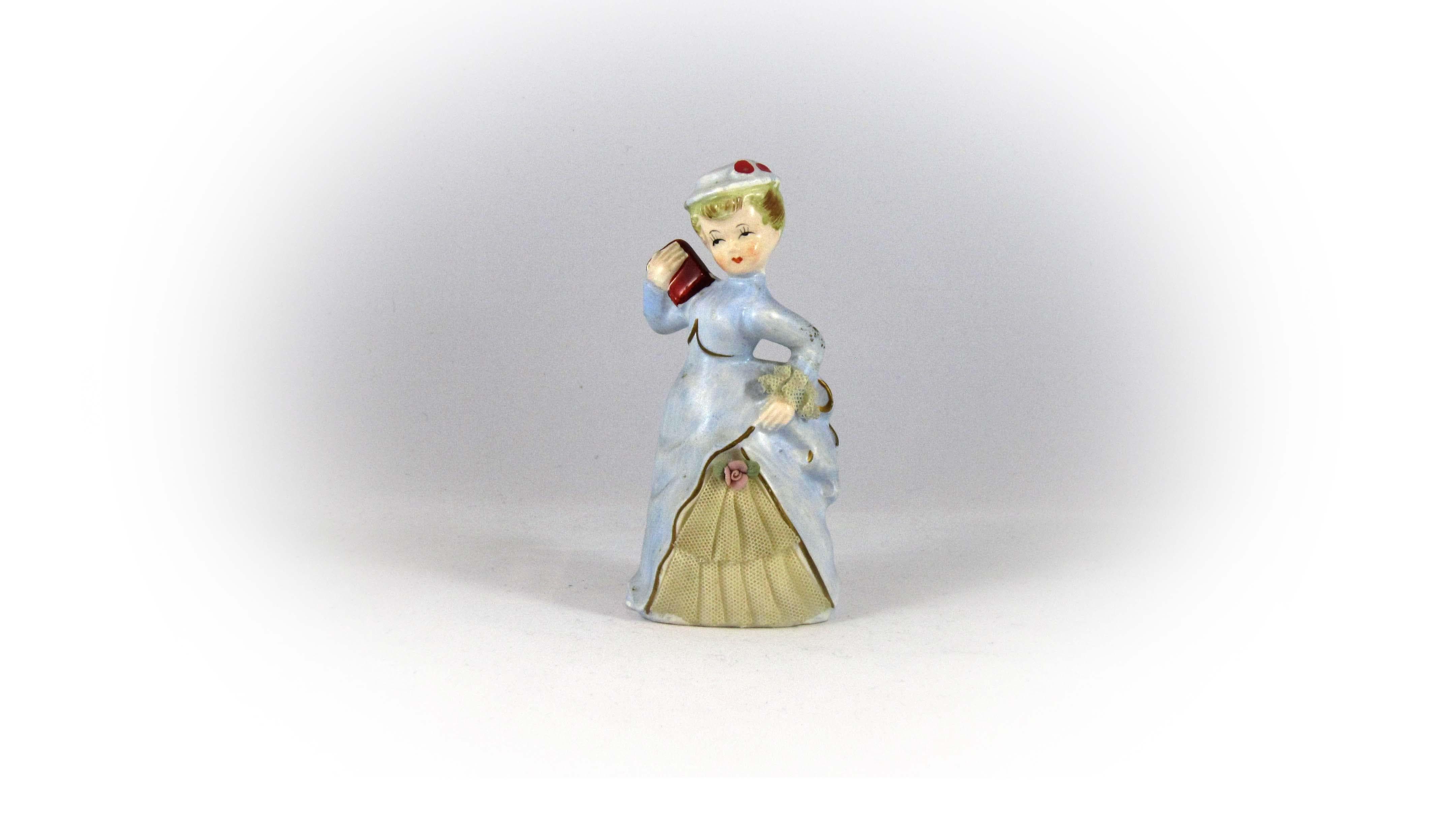 Девушка с книжкой