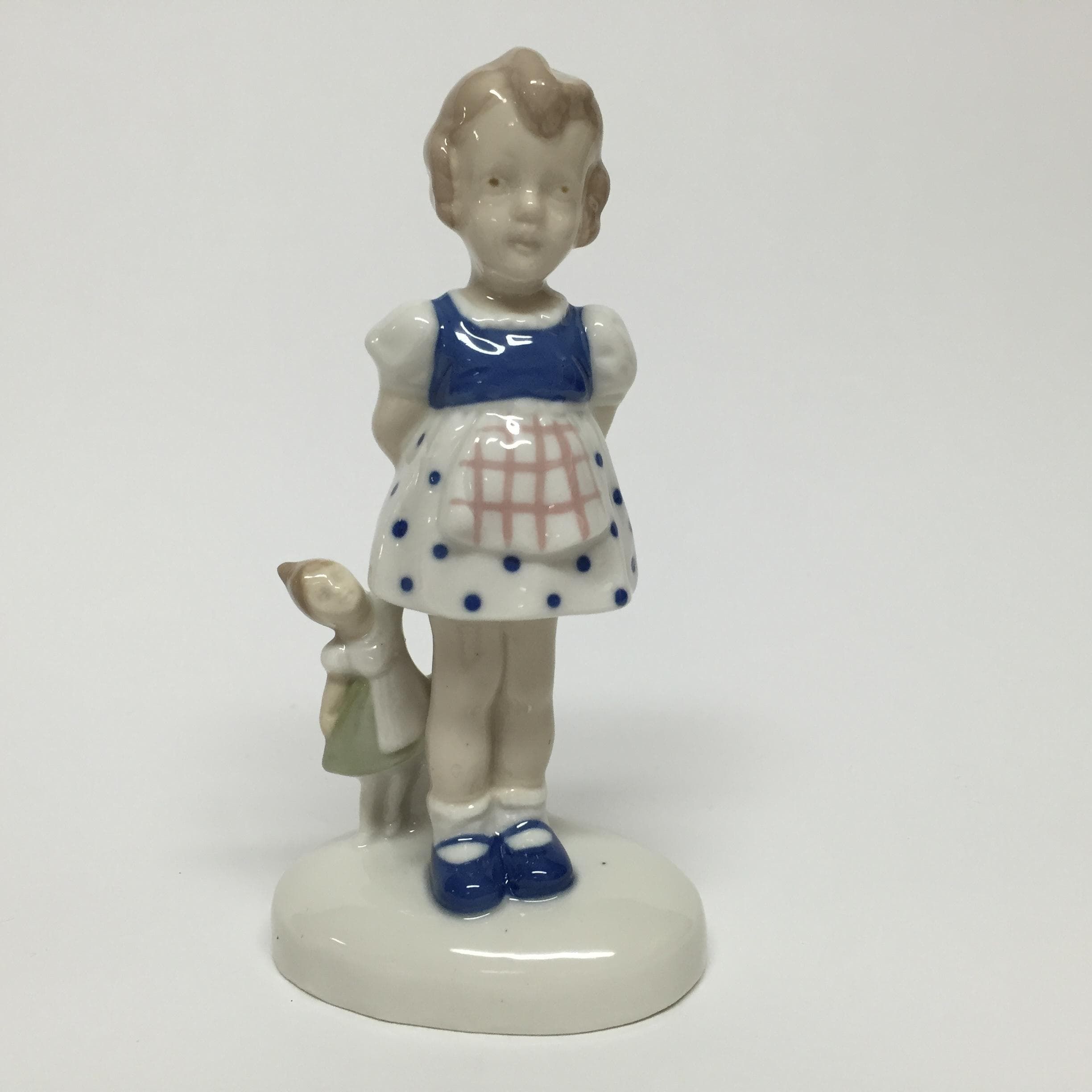 Девочка с куклой