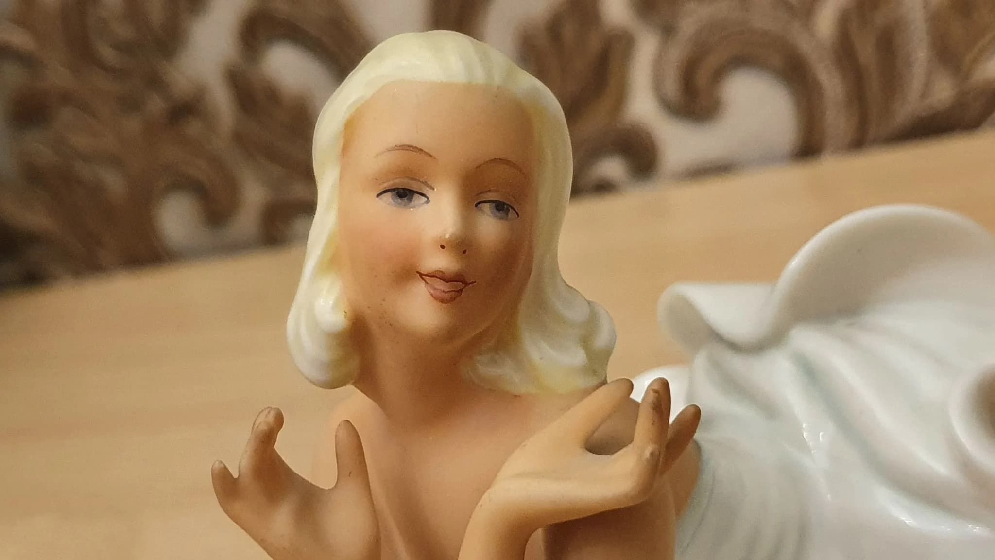 Танцовщица лежачая