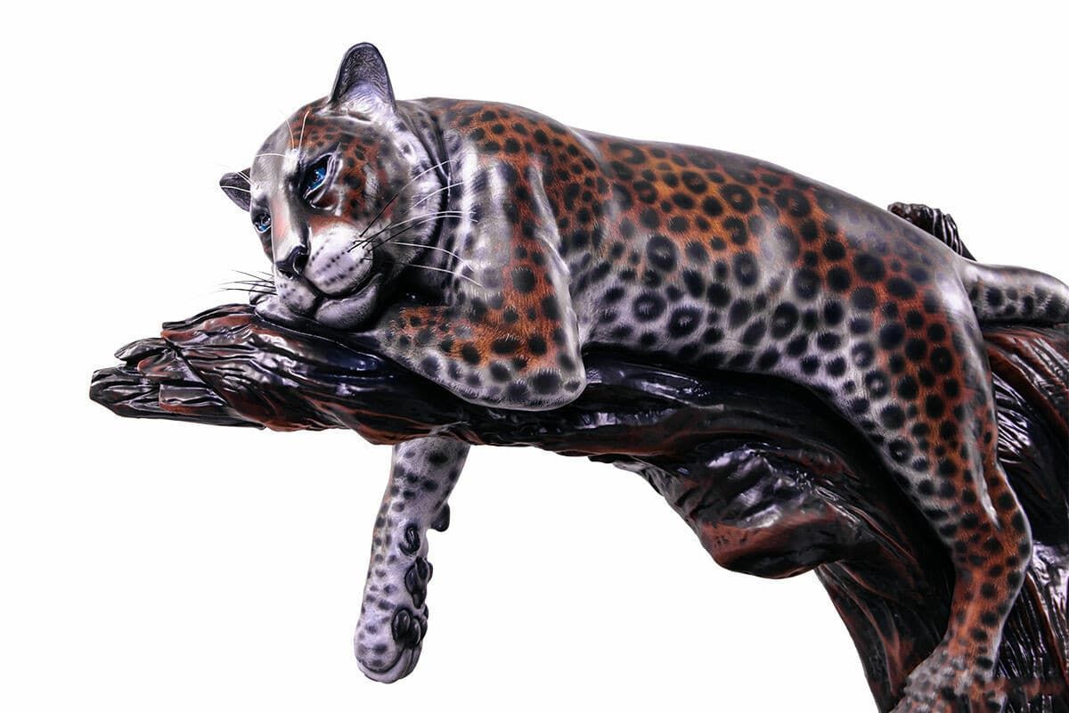 Ягуар на дереве