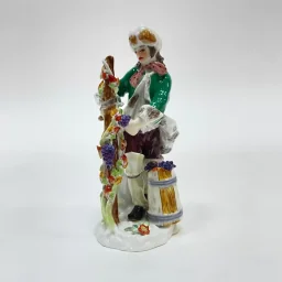 Мужчина собирающий виноград 1990 г