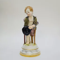 Фигурка Купидон в образе нищего модель Генриха Швабе 1830-1870 Германия.