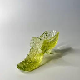Старинная туфелька из уранового стекла