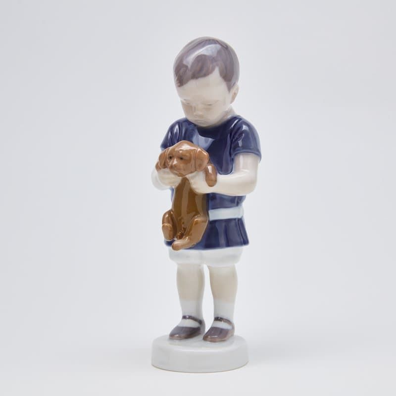 Фигурка "Мальчик с таксой" - View 2