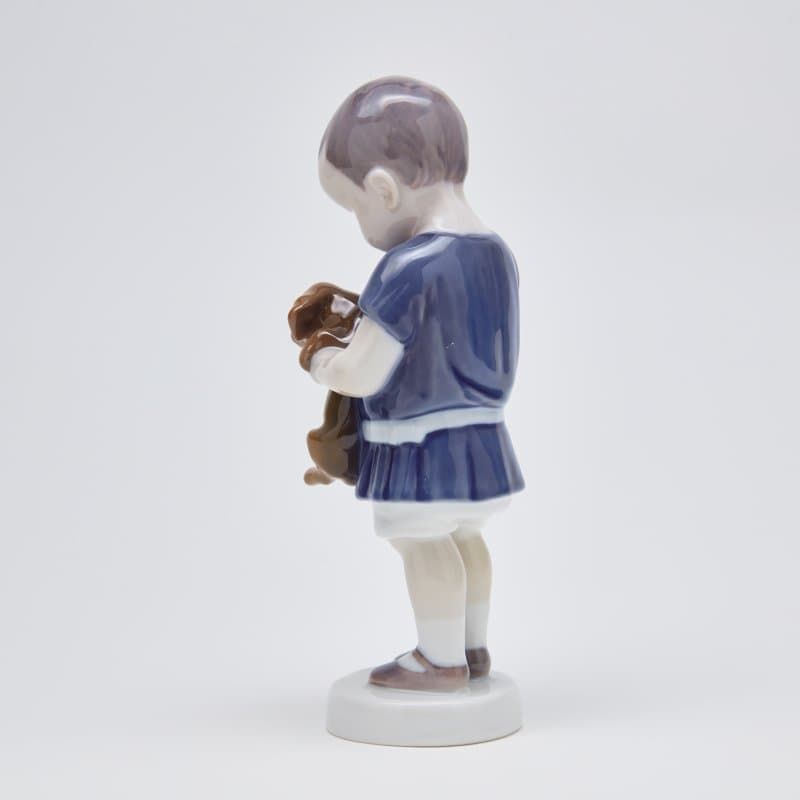 Фигурка "Мальчик с таксой" - View 4