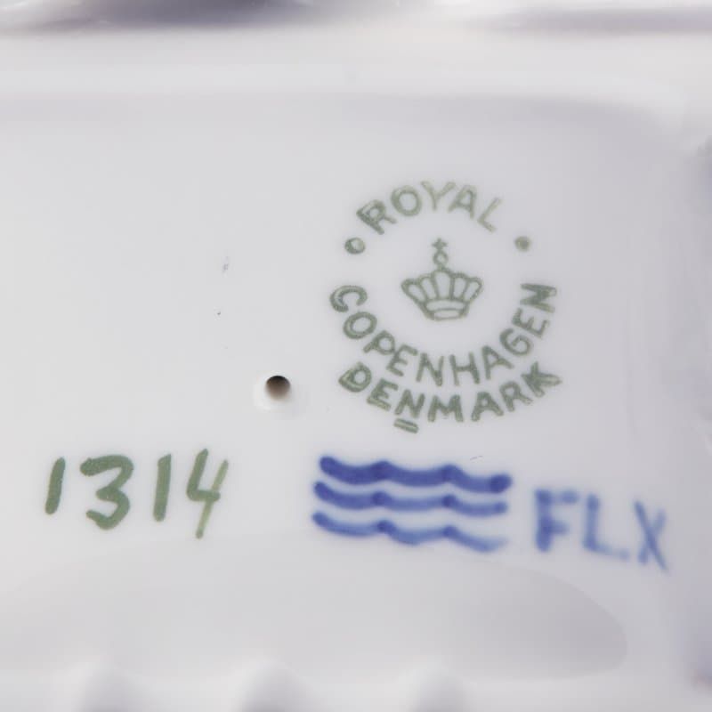 Бабушка сидит с вязанием - View 6