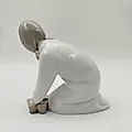 Фарфоровая статуэтка Lladro "Девочка с тапками" авторства Vicente Martinez, Испания, 1970-1990 гг. - View 2