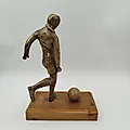 Бронзовая статуэтка футболиста с деревянной основой, Европа, 1970-1990 гг. - View 2