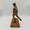 Бронзовая статуэтка футболиста с деревянной основой, Европа, 1970-1990 гг. - View 3