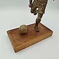 Бронзовая статуэтка футболиста с деревянной основой, Европа, 1970-1990 гг. - View 4