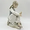Фарфоровая статуэтка «Девочка, осматривающая ногу» в стиле Lladro, Испания, 1970-2000 - View 2