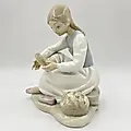 Фарфоровая статуэтка «Девочка, осматривающая ногу» в стиле Lladro, Испания, 1970-2000 - View 4