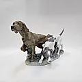 Фигурка двух охотничьих собак на постаменте