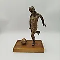 Бронзовая статуэтка футболиста с деревянной основой, Европа, 1970-1990 гг.