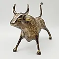 Статуэтка быка из латуни с растительной гравировкой, Индия