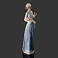 Фарфоровая статуэтка "Девушка с букетом цветов", NAO Porcelain, Испания, 1999