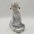 Фарфоровая статуэтка "Девочка с куклой у колыбели" NAO Porcelain, Испания