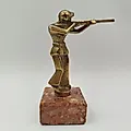 Статуэтка охотника с ружьем на мраморном постаменте, металл, Западная Европа