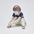 Фигурка "Девочка застегивает туфли" - View 7