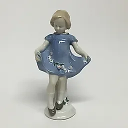 Девочка с цветами в подоле