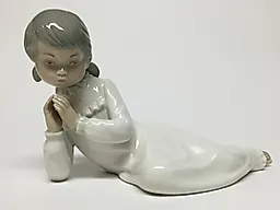 Молящаяся девочка