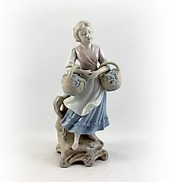 Девушка на сборе винограда