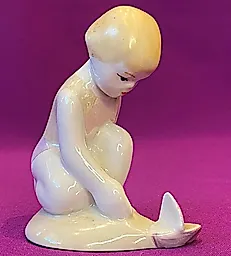 Фарфоровая статуэтка «Девочка с корабликом»