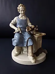 Фарфоровая фигура сапожник