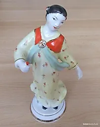 Статуэтка фарфор "Кореянка с цветком"