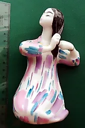 УЗБЕЧКА, РАСЧЕСЫВАЮЩАЯ ВОЛОСЫ