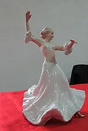 Танцовщица в пышном платье