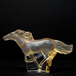 Скульптура "Конь" янтарный