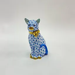 Кот с бантом