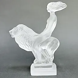 Статуэтка Девушка на льве в стиле Артдеко дизайн 1930г. Г. Хоффманн Чехия 21 в