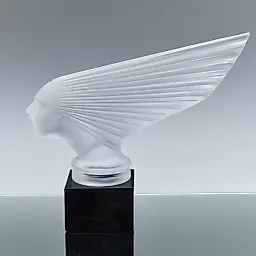"Victoire" на черной подставке