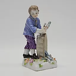 Фигурка "Юноша чистящий рыбу" 1924-34г