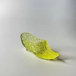 Старинный сапожок из уранового стекла