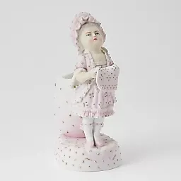 Фигурка Девочка с яйцом завод М.С. Кузнецова в Дулево
