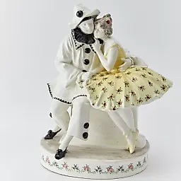 Старинная скульптурная композиция "Пьеро и Коломбина"